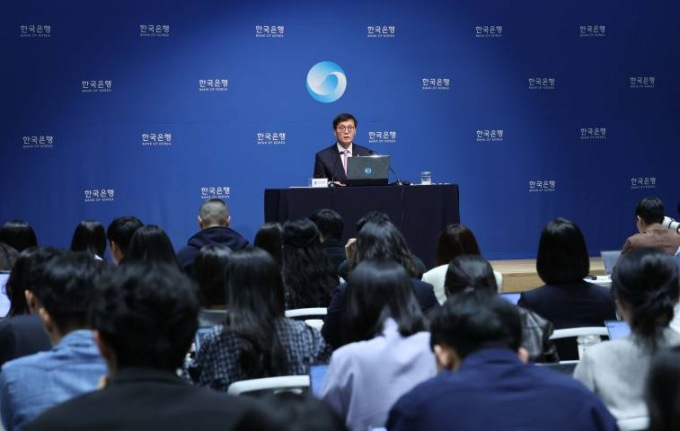 이창용 한국은행 총재가 지난달 11일 서울 중구 한국은행에서 금융통화위원회 기준금리 결정에 관한 기자간담회를 갖고 있다./사진=뉴스1