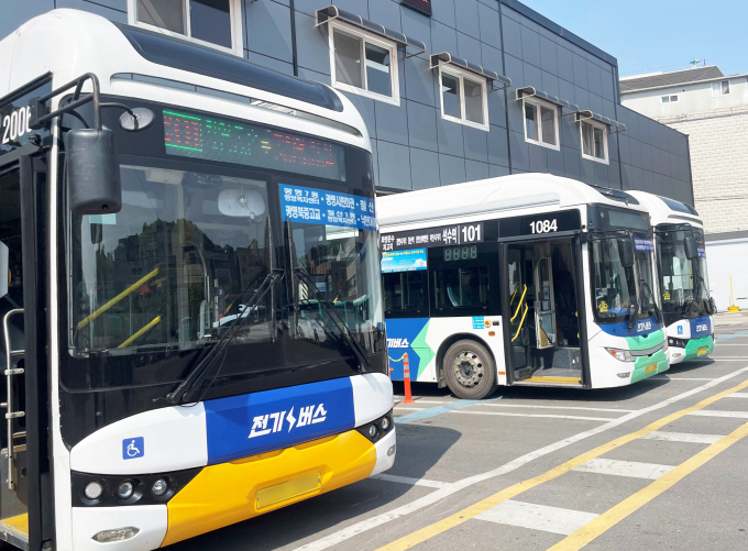 광명시 시내버스 운수업체 차고지에서 전기버스가 운행을 준비하고 있는 모습. /사진제공=광명시