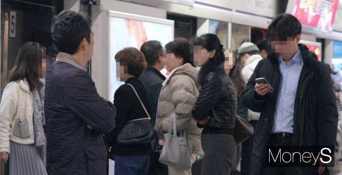  서울 지하철 1~8호선을 운영하는 서울교통공사는 지난 21일 열차 정시율이 99.1%로 집계됐다고 밝혔다. 사진은 서울 중구 서울역사에서 시민들이 수도권 전동 열차를 기다리고 있는 모습. /사진= 임한별 기자
