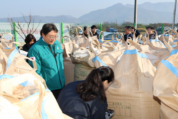 21일 홍태용 시장이 공공비축미·시장격리곡 건조벼를 매입하고 있는 한림DSC(벼 건조저장시설)를 방문해 매입 관계자, 출하 농업인들을 격려하고 의견을 청취했다. /사진=김해시 