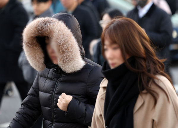23일 전국이 대체로 맑겠으나 내륙을 중심으로 아침 기온이 낮아져 추위에 유의해야겠다. 사진은 지난 19일 서울 종로구 세종대로 사거리에서 발걸음을 옮기고 있는 시민들의 모습. /사진=뉴시스