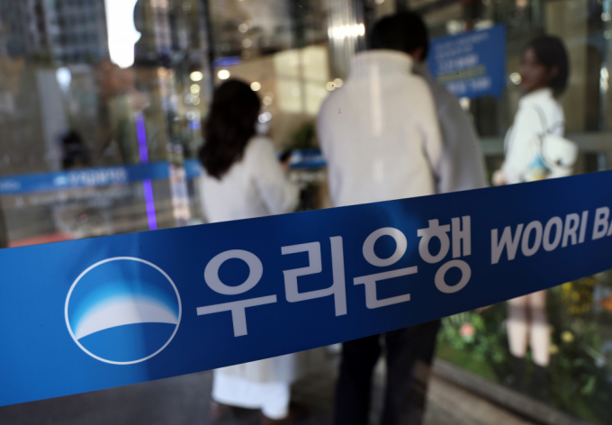 우리금융그룹이 22일 정기이사회를 열고 연말로 임기가 끝나는 조병규 우리은행장의 후임 인선에 돌입했다. 사진은 이날 오전 이사회가 열리는 서울 중구 우리은행 본사./사진=뉴스1