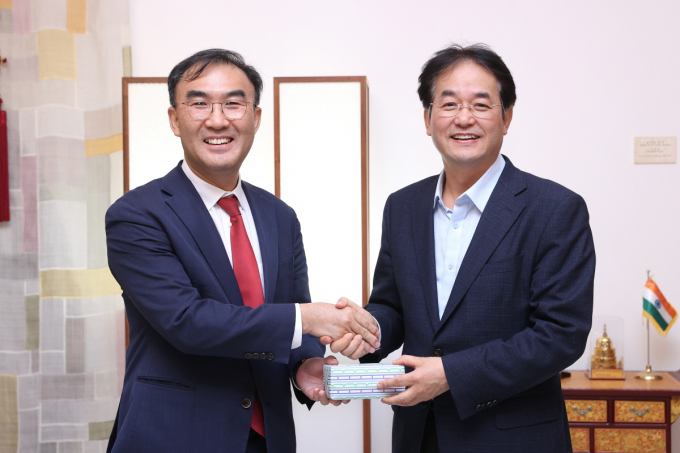 이성호 주인도대사(왼쪽)와 이동환 고양특례시장(오른쪽)이 21일 뉴델리 주인도 대한민국 대사관에서 한-인도 경제협력 활성화 방안을 논의했다.  /사진제공=고양특례시