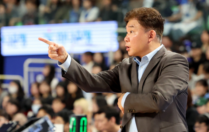 KBL 고양 소노의 김승기 감독이 '선수 폭행 논란'에 팀을 떠난다. 작전을 지시하는 김승기 감독의 모습./사진=뉴시스