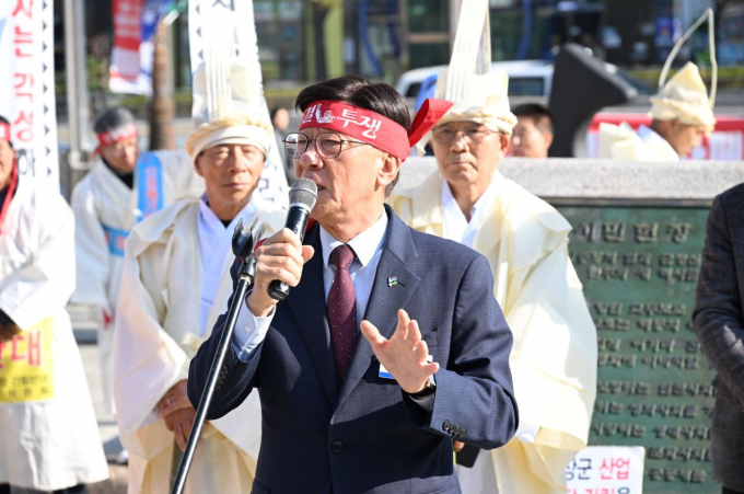 정종복 기장군수가 지난21일 부산시청 광장에서 열린 집회에서 관련 조례 개정안 부결을 호소하고 있다./사진=기장군