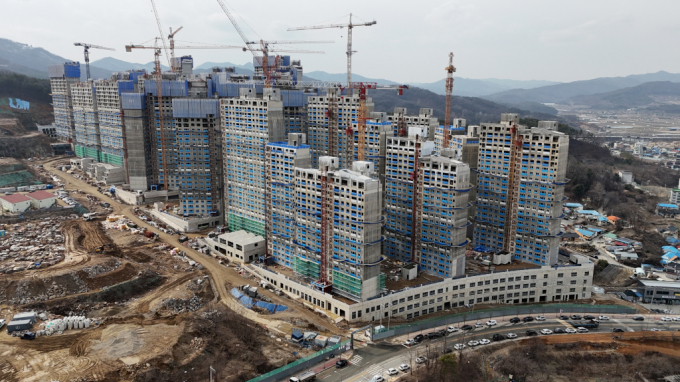 부동산 PF(프로젝트파이낸싱) 부실 사태로 그룹의 자금 지원을 받은 건설 계열사들이 유동성 위기의 고비를 넘기고 있다. 사진은 공정이 멈춘 지방의 한 아파트 공사현장으로 기사와는 무관. /사진=뉴시스