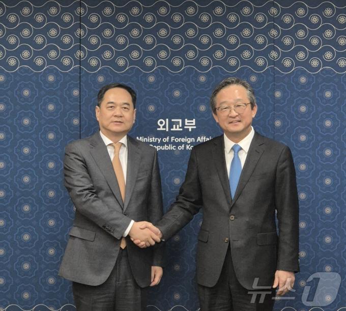 정병원(오른쪽) 외교부 차관보, 양완밍 중국인민대외우호협회장.(외교부 제공)