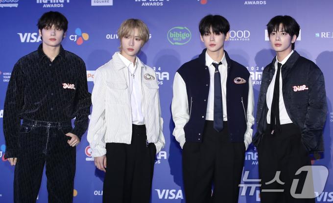 투모로우바이투게더(TXT) 휴닝카이(왼쪽부터)와 범규, 연준, 태현이 22일 일본 오사카 쿄세라 돔에서 열린 '2024 마마 어워즈'(MAMA AWARDS) 레드카펫 행사에 참석해 포즈를 취하고 있다. 2024.11.22/뉴스1 ⓒ News1 권현진 기자
