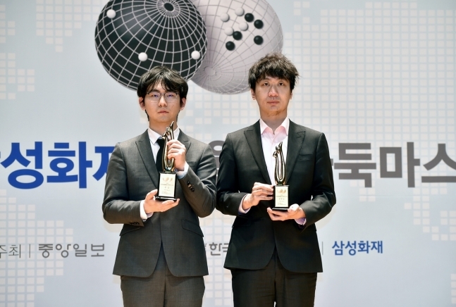 딩하오 9단(왼쪽)이 당이페이 9단을 꺾고 삼성화재배 2연패를 달성했다.(한국기원 제공)