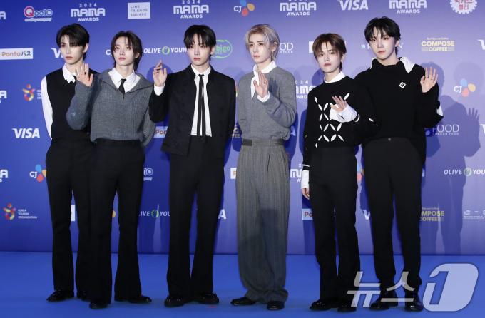 그룹 보이넥스트도어가 22일 일본 오사카 쿄세라 돔에서 열린 '2024 마마 어워즈'(MAMA AWARDS) 레드카펫 행사에 참석해 포즈를 취하고 있다. 2024.11.22/뉴스1 ⓒ News1 권현진 기자