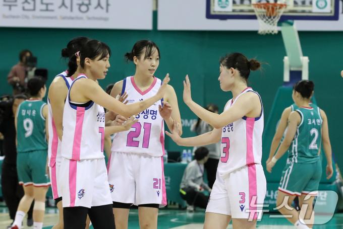 22일 오후 부천시 원미구 부천체육관에서 열린 하나은행 2024-2025 여자프로농구 부천 하나은행과 용인 삼성생명 블루밍스의 경기에서 60 대 53으로 승리를 거둔 삼성생명 선수들이 기뻐하고 있다. 2024.11.22/뉴스1 ⓒ News1 이승배 기자