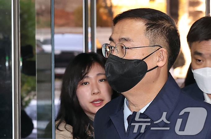 아들을 ‘특혜 채용’한 혐의를 받는 김세환 전 중앙선거관리위원회 사무총장(장관급)이 22일 오전 직권남용권리행사방해, 국가공무원법 위반 혐의로 서울 서초구 서울중앙지방법원에서 열린 구속 전 피의자 심문(영장실질심사)에 출석하고 있다. 2024.11.22/뉴스1 ⓒ News1 김진환 기자