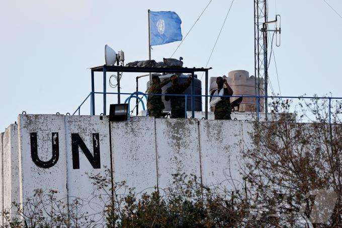 레바논 남부 마르와힌 마을의 감시탑 옥상에서 유엔평화유지군(UNIFIL) 관계자들이 레바논과-이스라엘 국경을 바라보고 있다. 2023.10.12/ ⓒ 로이터=뉴스1 ⓒ News1 권진영 기자