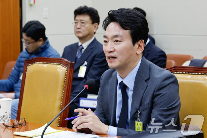박장범 한국방송공사(KBS) 사장 후보자가 20일 서울 여의도 국회 과학기술정보방송통신위원회에서 열린 인사청문회에 출석해 의원 질의를 듣고 있다. 두번째줄 왼쪽부터 참고인 출석한 박상현 전국언론노동조합 KBS 본부장, 박기완 PD. 2024.11.20/뉴스1 ⓒ News1 안은나 기자