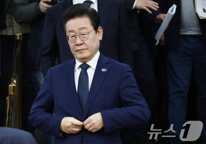 이재명 더불어민주당 대표가 22일 오전 서울 여의도 국회에서 열린 더불어민주당 제1차 확대간부회의에 입장하고 있다. 2024.11.22/뉴스1 ⓒ News1 김민지 기자