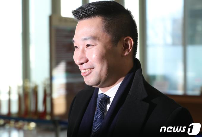알렉스 웡 미국 국무부 대북특별부대표가 지난해 2020년 2월 서울 종로구 도렴동 외교부 청사에 열린 한·미북핵차석대표협의에 참석하기 위해 이동하고 있다. 2020.2.11/뉴스1 ⓒ News1 송원영 기자