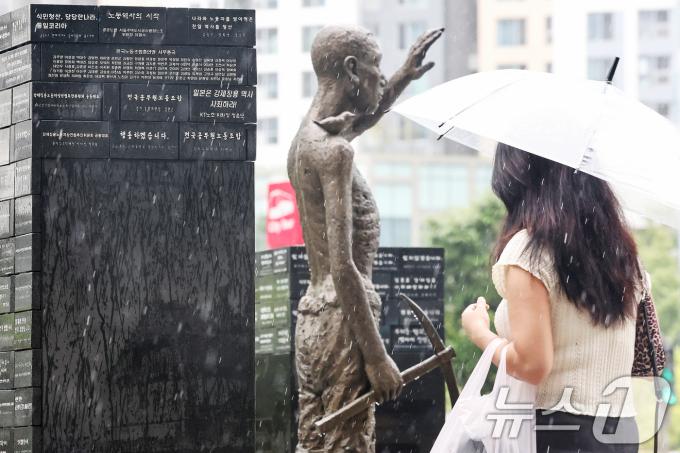일본이 사도광산 유네스코 세계유산 등재를 위해 약속한 추도식이 일본 정부가 아닌 민간단체 주최로 개최될 예정인 것으로 확인됐다. 외교부는 당초 지난 7월 말 사도광산 세계유산 등재 관련 보도자료에서 '일본 측이 향후 사도광산 노동자들을 위한 추도식을 매년 사도섬에서 개최할 것이라고 설명했다'고만 전하고 행사 주최는 구체화하지 않았었다. 12일 서울 용산구 용산역광장에 강제징용 노동자상과 후원자 명비가 설치돼 있다. 2024.9.12/뉴스1 ⓒ News1 민경석 기자