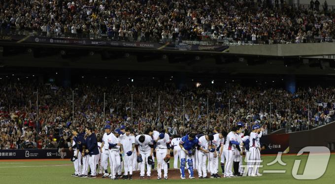 13일(현지시간) 오후 대만 타이베이시 타이베이돔에서 열린 2024 WBSC 프리미어12 B조 예선 대한민국과 대만의 경기에서 6대 3으로 승리한 대만 대표팀 선수들이 팬들을 향해 인사하고 있다. 2024.11.13/뉴스1 ⓒ News1 장수영 기자