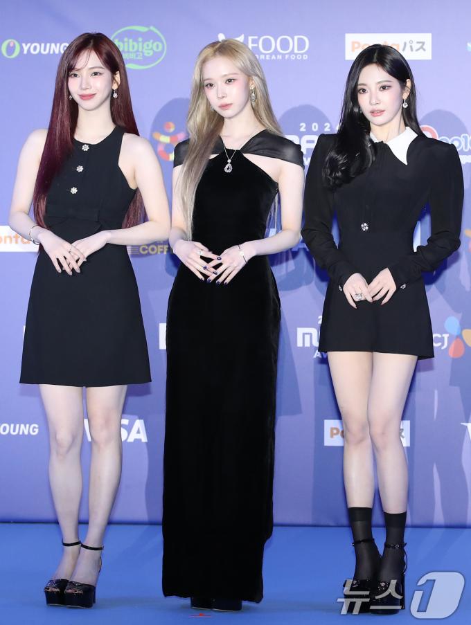 에스파 카리나(왼쪽부터)와 윈터, 닝닝이 23일 일본 오사카 쿄세라 돔에서 열린 '2024 마마 어워즈'(MAMA AWARDS) 레드카펫 행사에 참석해 포즈를 취하고 있다. 2024.11.23/뉴스1 ⓒ News1 권현진 기자