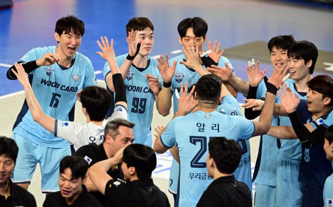 하이파이브를 하며 기뻐하는 우리카드 선수들(KOVO제공)
