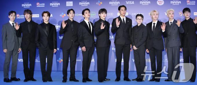세븐틴 버논(왼쪽부터)과 디에잇, 디노, 도겸, 조슈아, 에스쿱스, 민규, 우지, 승관, 호시, 원우가 23일 일본 오사카 쿄세라 돔에서 열린 '2024 마마 어워즈'(MAMA AWARDS) 레드카펫 행사에 참석해 포즈를 취하고 있다. 2024.11.23/뉴스1 ⓒ News1 권현진 기자