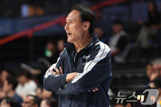 21일 고양소노아레나에서 열린 2025 국제농구연맹(FIBA) 아시아컵 예선 3차전 한국과 인도네시아의 경기에서 한국 안준호 감독이 작전을 지시하고 있다. 2024.11.21/뉴스1 ⓒ News1 김명섭 기자