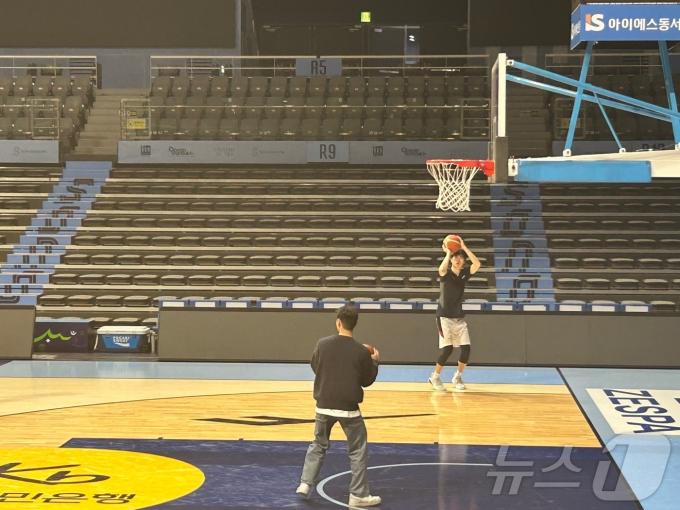 농구대표팀의 이현중이 21일 경기 고양 소노 아레나에서 열린 2025 FIBA(국제농구연맹) 아시아컵 예선 윈도우1 A조 예선 인도네시아와의 경기 후 홀로 남아 추가 훈련을 하고 있다. 2024.11.21/뉴스1 ⓒ News1 문대현 기자
