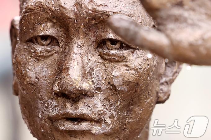 일본이 사도광산 유네스코 세계유산 등재를 위해 약속한 추도식이 일본 정부가 아닌 민간단체 주최로 개최될 예정인 것으로 확인됐다. 외교부는 당초 지난 7월 말 사도광산 세계유산 등재 관련 보도자료에서 '일본 측이 향후 사도광산 노동자들을 위한 추도식을 매년 사도섬에서 개최할 것이라고 설명했다'고만 전하고 행사 주최는 구체화하지 않았었다. 12일 서울 용산구 용산역광장에 설치된 강제징용 노동자상 얼굴 위로 빗물이 흐르고 서있다. 2024.9.12/뉴스1 ⓒ News1 민경석 기자