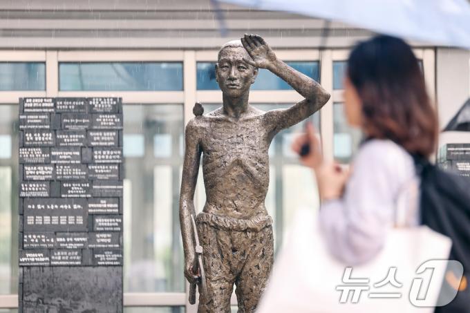 서울 용산구 용산역광장에 설치된 강제징용 노동자상이 비를 맞고 서있다./뉴스1 ⓒ News1 민경석 기자