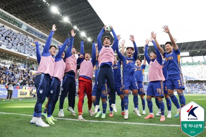 공으로 우승 세리머니를 하는 울산 선수들과 박주영(한국프로축구연맹 제공)