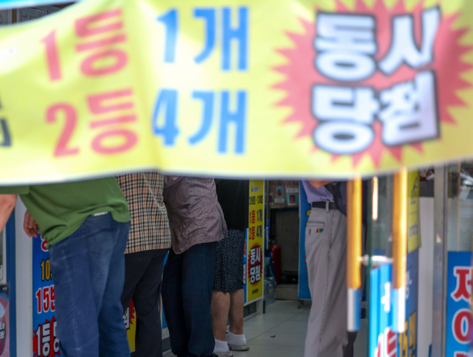   '제1147회' 동행복권 로또 추첨 결과 1등 당첨번호는 '7·37·11·26·24·27' 보너스 번호 '32'/사진=뉴시스