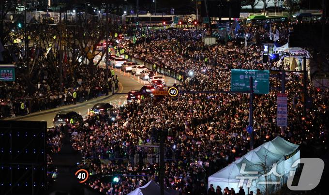 23일 서울 광화문광장 앞 도로에서 '김건희·윤석열 국정농단 규탄·특검 촉구 제4차 국민행동의 날'집회가 펼쳐지고 있다. 2024.11.23/뉴스1 ⓒ News1 김도우 기자