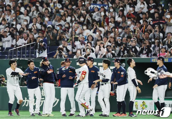 19일 오후 일본 도쿄돔에서 열린 '2023 아시아프로야구챔피언십(APBC)' 결승전 대한민국과 일본의 경기 5회말 2사 주자없는 상황, 일본 마키가 솔로포를 친 후 동료 선수들과 기뻐하고 있다. 2023.11.19/뉴스1 ⓒ News1 이재명 기자