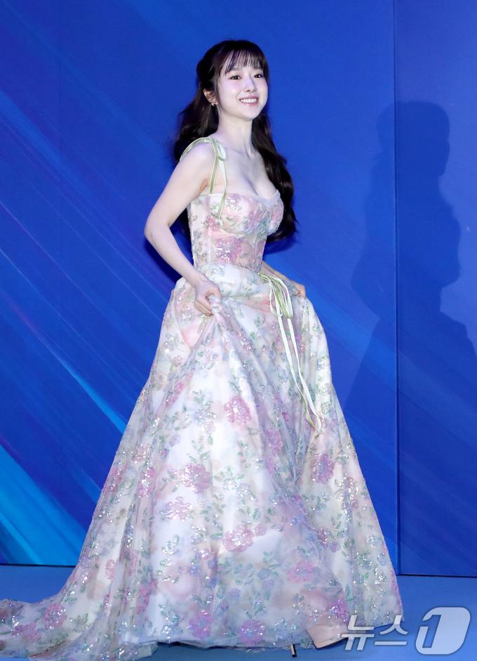 아나운서 출신 방송인 이혜성이 23일 일본 오사카 쿄세라 돔에서 열린 '2024 마마 어워즈'(MAMA AWARDS)에 참석해 레드카펫을 밟고 있다. ⓒ News1 권현진 기자