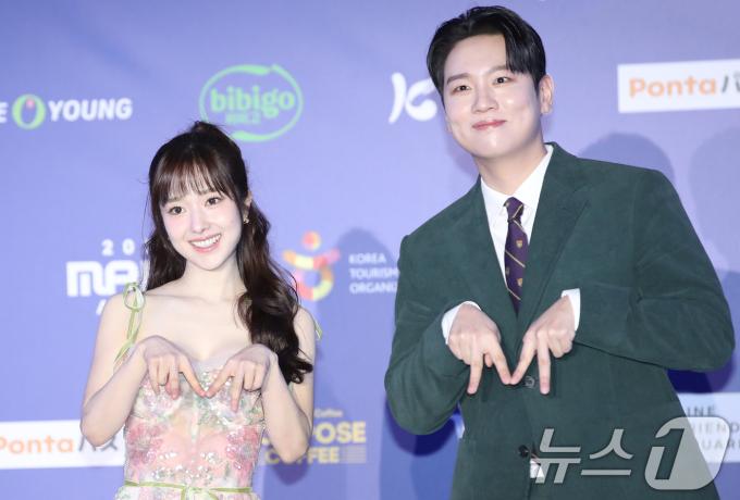 사전 MC 이혜성과 한해(오른쪽)가 23일 일본 오사카 쿄세라 돔에서 열린 '2024 마마 어워즈
