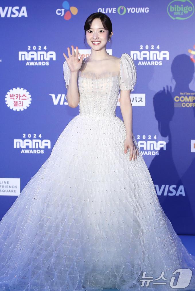 아나운서 출신 방송인 이혜성이 22일 일본 오사카 쿄세라 돔에서 열린 '2024 마마 어워즈'(MAMA AWARDS) 레드카펫 행사에 참석해 손을 흔들고 있다. ⓒ News1 권현진 기자