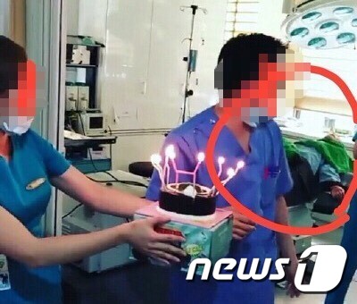 국내 유명 성형외과에서 수술 도중 의료진이 케이크를 놓고 파티를 벌이는 사진이 인터넷 SNS를 통해 공개되며 파장이 일고 있다. (인터넷 SNS 캡쳐) 2014.12.28/뉴스1
