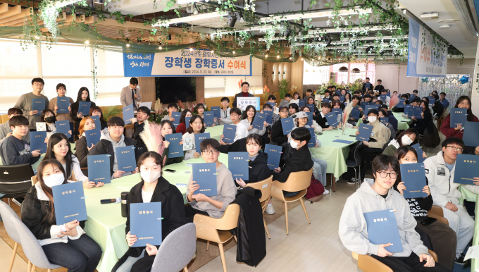박승원 광명시인재육성재단 이사장(광명시장)(가운데)이 지난 23일 ‘청년동’에서 열린 장학증서 수여식에 참석해 대학생들과 기념사진을 촬영하고 있다. / 사진제공=광명시