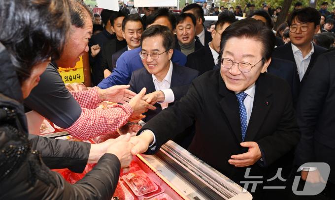 이재명 더불어민주당 대표와 김동연 경기도지사가 21일 오전 경기 수원시 팔달구 못골시장을 찾아 소상공인들과 인사를 나누고 있다. (공동취재) 2024.11.21/뉴스1 ⓒ News1 김영운 기자