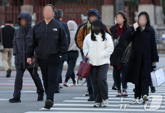 서울 지역 아침 최저 기온이 올가을 들어 처음으로 영하권까지 떨어지며 추운 날씨를 보인 지난 18일 오전 서울 세종대로 광화문사거리에서 두터운 옷차림을 한 시민들이 발걸음을 옮기고 있다. /뉴스1 ⓒ News1 김진환 기자