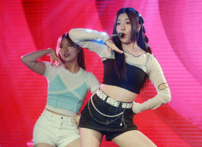 가수 성민지가  지난해 7월4일 오전 서울 마포구 롤링홀에서 진행된 첫 미니 앨범 '슈퍼스타' 발매기념 쇼케이스에서 신곡을 선보이고 있다. 사진은 기사 내용과 직접적인 관련이 없음.