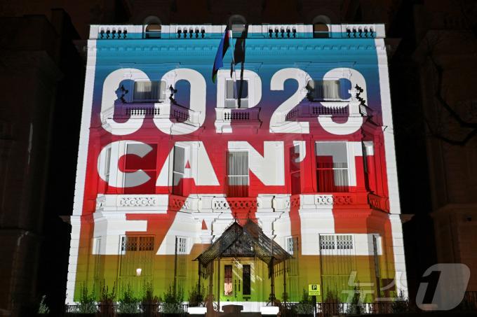 기후 활동가들이 7일(현지시간) 영국 런던에서 COP29 기후 회담을 앞두고 아제르바이잔 대사관에 '기후 총회가 실패하면 안된다'는 의미의 글씨를 송출하고 있다. 2024.11.8/뉴스1 ⓒ 로이터=뉴스1 ⓒ News1 황덕현 기후환경전문기자