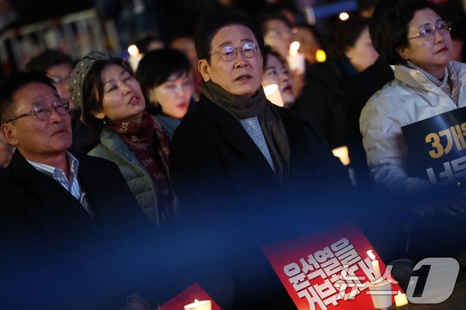 이재명 더불어민주당 대표가 23일 서울 광화문광장 앞 도로에서 열린 '김건희·윤석열 국정농단 규탄·특검 촉구 제4차 국민행동의 날'집회에 참석해 있다. 2024.11.23/뉴스1 ⓒ News1 김도우 기자