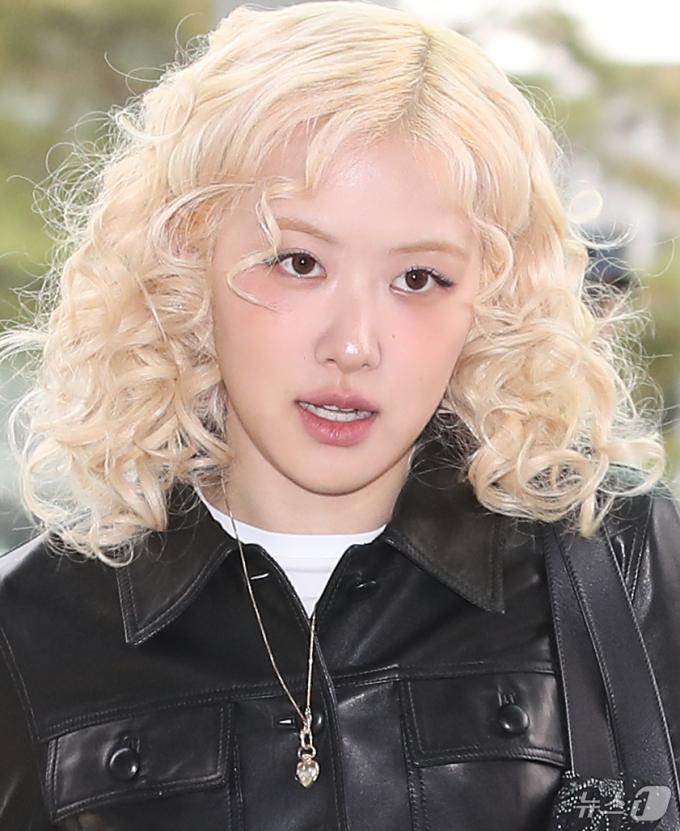 블랙핑크 로제가 '2024 MAMA AWARDS'를 위해 20일 인천국제공항을 통해 일본 오사카로 출국하고 있다. 2024.11.20/뉴스1 ⓒ News1 권현진 기자