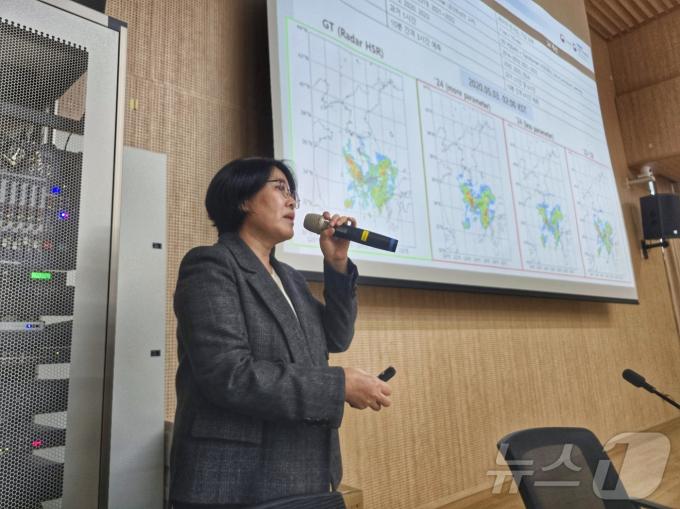 이혜숙 국립기상과학원 인공지능기상연구과장이 20일 인공지능(AI) 예보지원 시스템 '알파웨더 솔루션'을 소개하고 있다. ⓒ 뉴스1