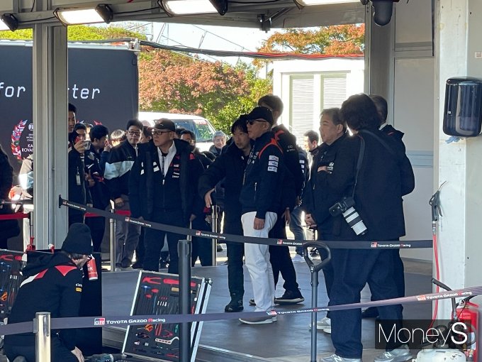 (왼쪽부터) 토요다 아키오 토요타자동차 회장과 정의선 현대차그룹 회장이 서비스파크 내 토요타 피트에서 대화를 나누고 있다. /사진=토요타 공동취재단 