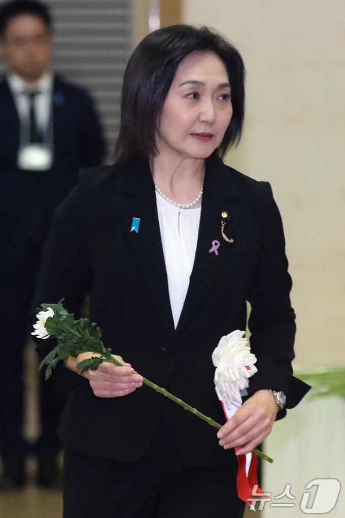 24일 일본 니가타현 사도시 아이카와 개발종합센터에서 열린 '사도광산 추도식'에서 이쿠이나 아키코 외무성 정무관(차관급)이 헌화를 하고 있다. 2024.11.24/뉴스1 ⓒ News1 임세영 기자