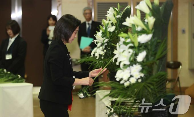 24일 일본 니가타현 사도시 아이카와 개발종합센터에서 열린 '사도광산 추도식'에서 이쿠이나 아키코 외무성 정무관(차관급)이 헌화를 하고 있다.  2024.11.24/뉴스1 ⓒ News1 임세영 기자