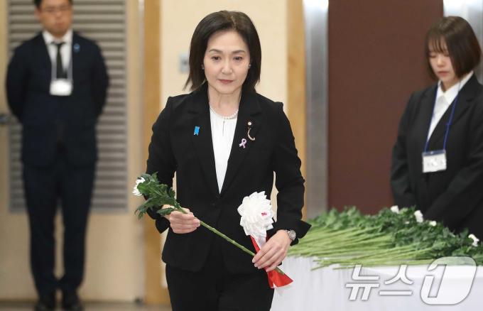 24일 일본 니가타현 사도시 아이카와 개발종합센터에서 열린 '사도광산 추도식'에서 이쿠이나 아키코 외무성 정무관(차관급)이 헌화를 하고 있다. 한편 정부는 일본 주최 사도광산 추도식에 우리 정부가 불참하기로 결정했으며 사도광산 강제징용 피해자 유족들은 별도로 추모 행사를 실시할 예정이라고 밝혔다. 2024.11.24/뉴스1 ⓒ News1 임세영 기자