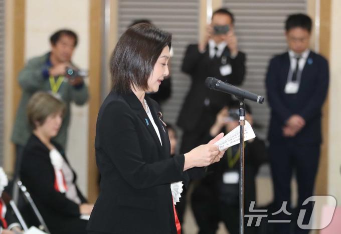 24일 일본 니가타현 사도시 아이카와 개발종합센터에서 열린 '사도광산 추도식'에서 이쿠이나 아키코 외무성 정무관(차관급)가 인사말을 하고 있다. 한편 정부는 일본 주최 사도광산 추도식에 우리 정부가 불참하기로 결정했으며 사도광산 강제징용 피해자 유족들은 별도로 추모 행사를 실시할 예정이라고 밝혔다. 2024.11.24/뉴스1 ⓒ News1 임세영 기자